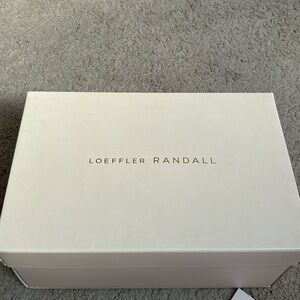 NEW IN BOX— NEVER WORN Claudia Gold, Pleated Bow Mule
Color: Gold
Size: 9